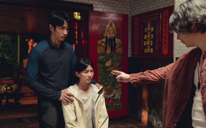 《山忌 黃衣小飛俠》袁澧林宮廟收驚戲搖到缺氧，劉以豪一旁暖身陪伴。（圖／威視提供）