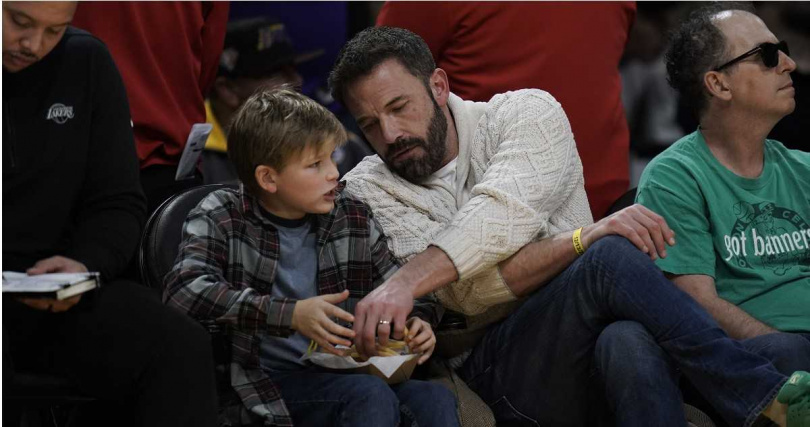 兒子想買6千美金球鞋!班艾佛列克爆笑回應:「你沒錢,是我有錢」。(圖/達志/美聯社)