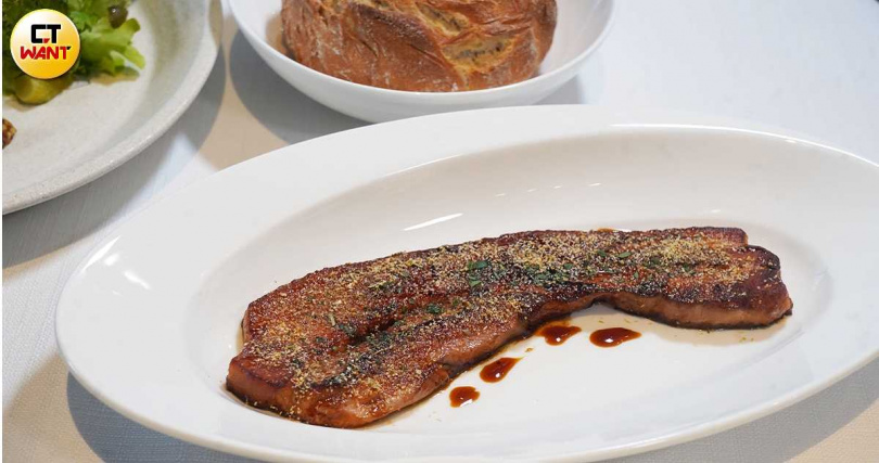 相較於美式經典、較為香甜的楓糖培根，教父牛排的「波本楓糖厚培根」鹹度較明顯。（380元，圖／魏妤靜攝）