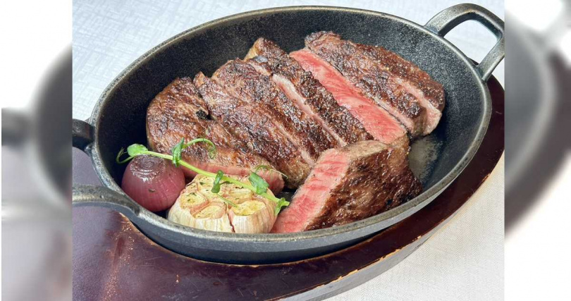 PRIME ONE牛排館主菜「日本A5黑樺牛肋眼」嚴選純血和牛日本A5黑樺牛，柔嫩質地中帶有細緻脂香。（圖／台北花園大酒店提供）