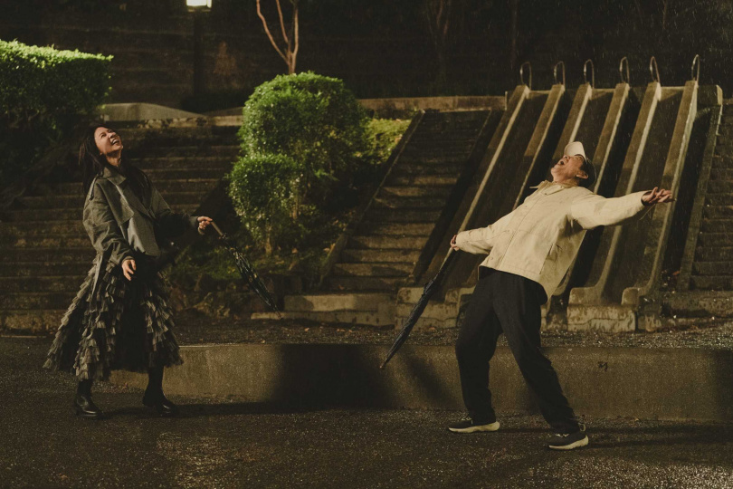 《忘了我記得》秦漢飾謝盈萱父親卻逐漸遺忘女兒,惹哭謝盈萱。(圖/Netflix提供)