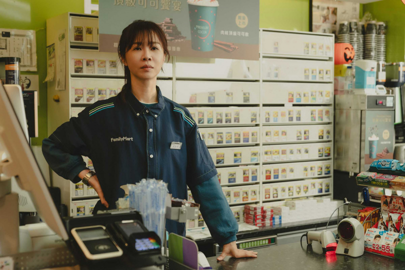 《忘了我記得》謝盈萱飾演身兼脫口秀演員與便利商店店員,每天奔波於不同角色之間,疲於應付生活的重擔。(圖/Netflix提供)