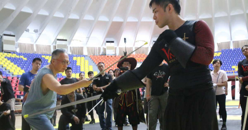 中國八卦拳第五代傳人何靜寒老師與伊塞爾教練的東西方武術對談（圖／史實歐洲武術嘉年華提供）。