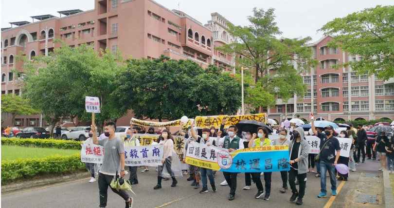 少子化浪潮來襲,全台不少私校都因經營不善面臨欠薪甚至倒閉危機。政府原有意提高捐贈私校抵稅比率到100%,然而高教工會、財稅學者甚至教育立委都聞聲反對,直言根本是養肥「私校禿鷹」。(圖/報系資料照)
