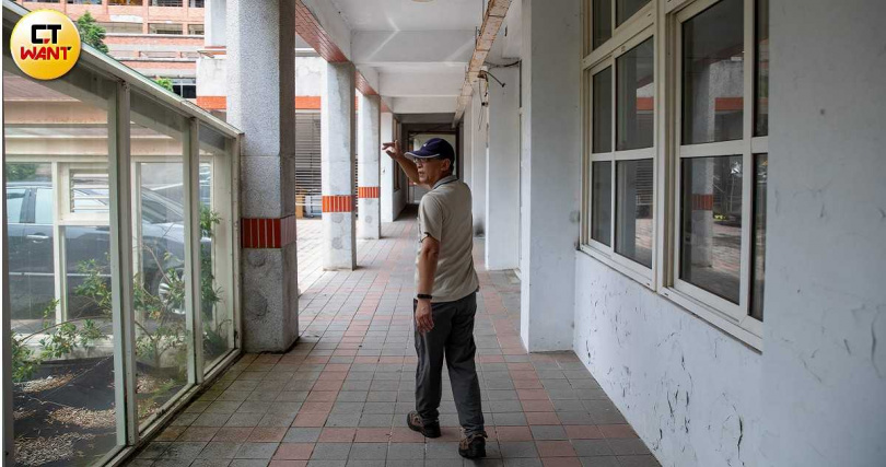 亞太技術學院清算執行長吳威宏指著斑駁的牆面,直言如今全校被斷水斷電,只能引雨水沖廁所、向鄰戶借電設定保全系統避免遭竊,他們希望儘速完成清算,找到「下家」讓校園重啟生機。(圖/劉耿豪攝)