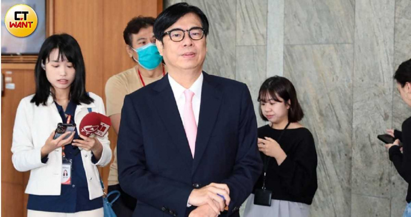 醫學系背景的高雄市長陳其邁（中）對台師大女足球員受到非人道採血剝削感到憤怒不捨。（圖／黃耀徵攝）
