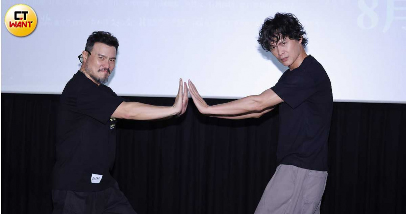 李銘忠（左）、黃鐙輝《角頭－鬥陣欸》拍槍戰各自喊苦。（圖／楊澍攝）