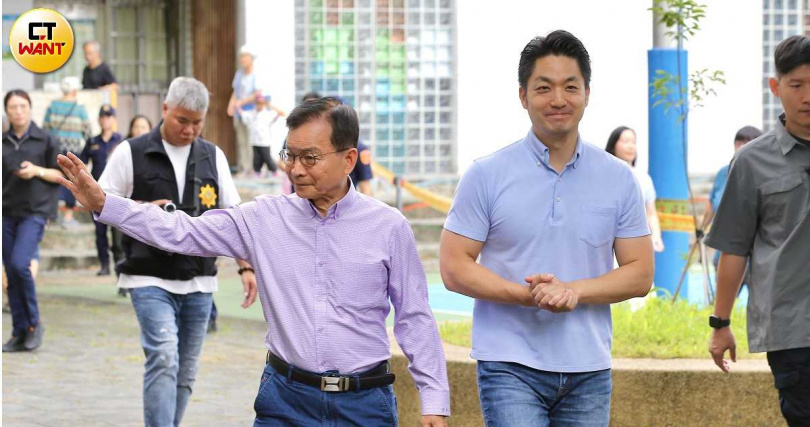 賴士葆投票。（圖／黃耀徵攝）