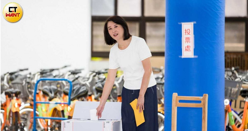 王鴻薇投票。（圖／黃威彬攝）