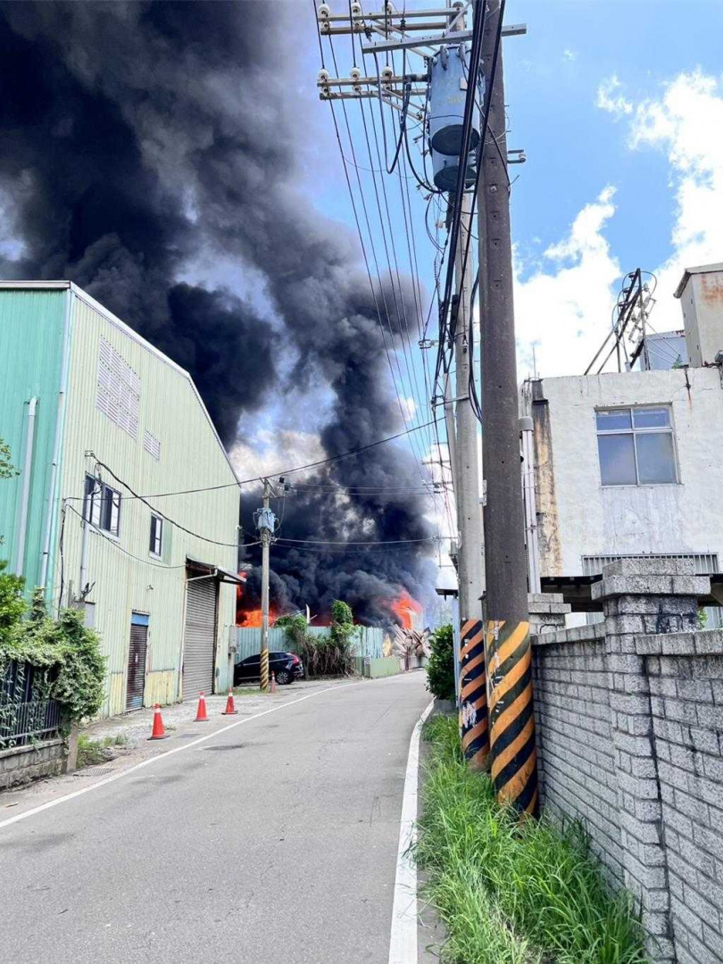 桃園市平鎮區興隆路上1處資源回收場1日12時許,因不明原因起火,大量濃煙、火光竄出,現場物品已全面燃燒,大量消防人員湧入幸無人受傷、受困,消防人員目前持續搶救中。(圖/翻攝照片)