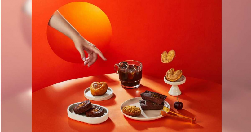 「月光劇場中秋禮盒」針對中秋禮盒推出8款創意法式點心。(圖/法絨提供)