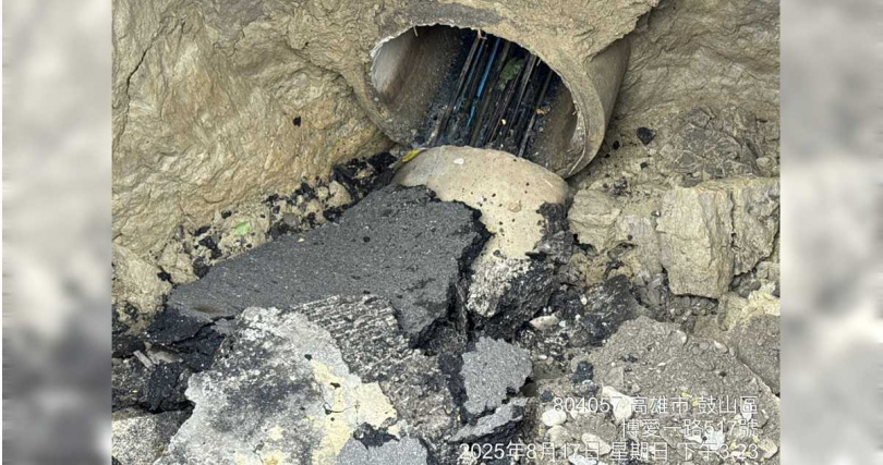 高雄市鼓山區大順一路與博愛二路口17日下午突然道路下陷出現大坑洞。（圖／高市工務局提供／中國時報記者紀爰高雄傳真）