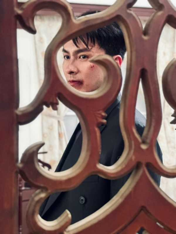 之前張雁名視訊時頂著「流血妝」，兒子一句「爸爸痛痛」讓他覺得再累都值得。（圖／翻攝自張雁名IG）