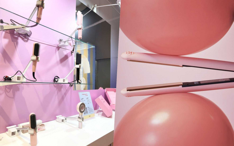 一旁還有展示TYMO的各式美髮工具，像是Cardi B御用的「CURLPRO自動捲髮棒」、攜手美妝品牌chao beauty合作的聯名限定禮盒也在其中。（圖／吳雅鈴攝、品牌提供）