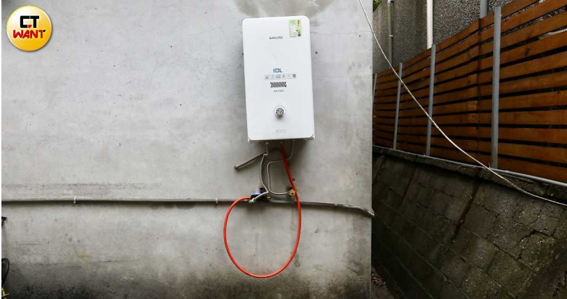 他們一氣之下報警提告竊盜,孰料報警後的隔天,熱水器自動回到原來的牆上。(圖/方萬民攝)
