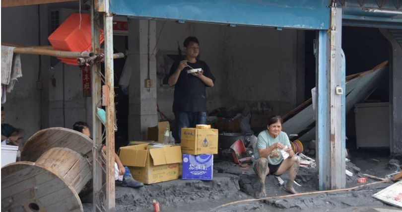 房東要求林小姐必須要將泥漿清理乾淨,否則拒絕續租,讓她直到姊姊出殯的當天才趕過去看姊姊最後一面。(圖/民眾提供)