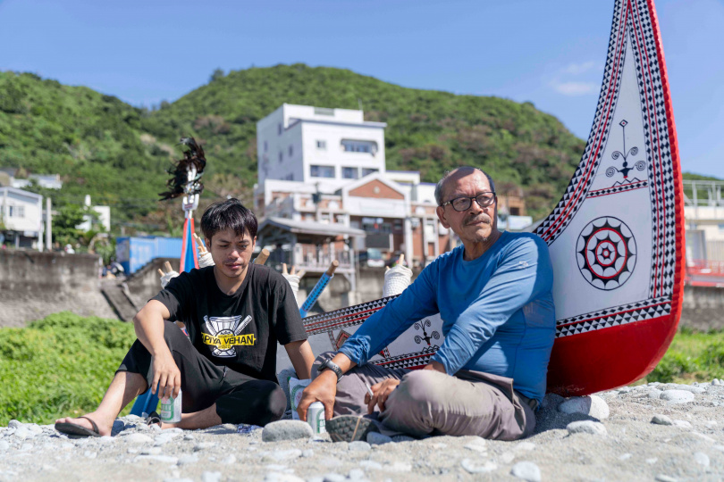 《大海浮夢》紀錄夏曼・藍波安與兒子歷經517天潛水、伐木、造舟與出海的壯闊旅程。（圖／目宿媒體提供）