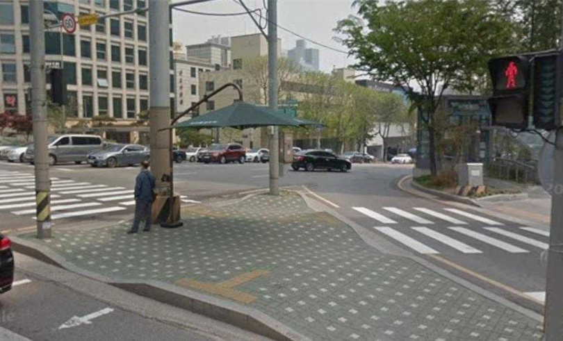 南韓首爾市路口四處可見「智慧大陽傘」，即便豔陽高照，民眾可在等候行人號誌時遮蔭。（圖／翻攝自google地圖街景）