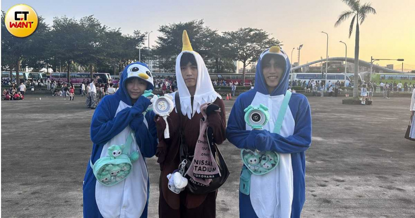 淡水企鵝王（左起）、老鷹陳先生、肌肉企鵝因TWICE成為超級好友。（圖／王奕棋攝）