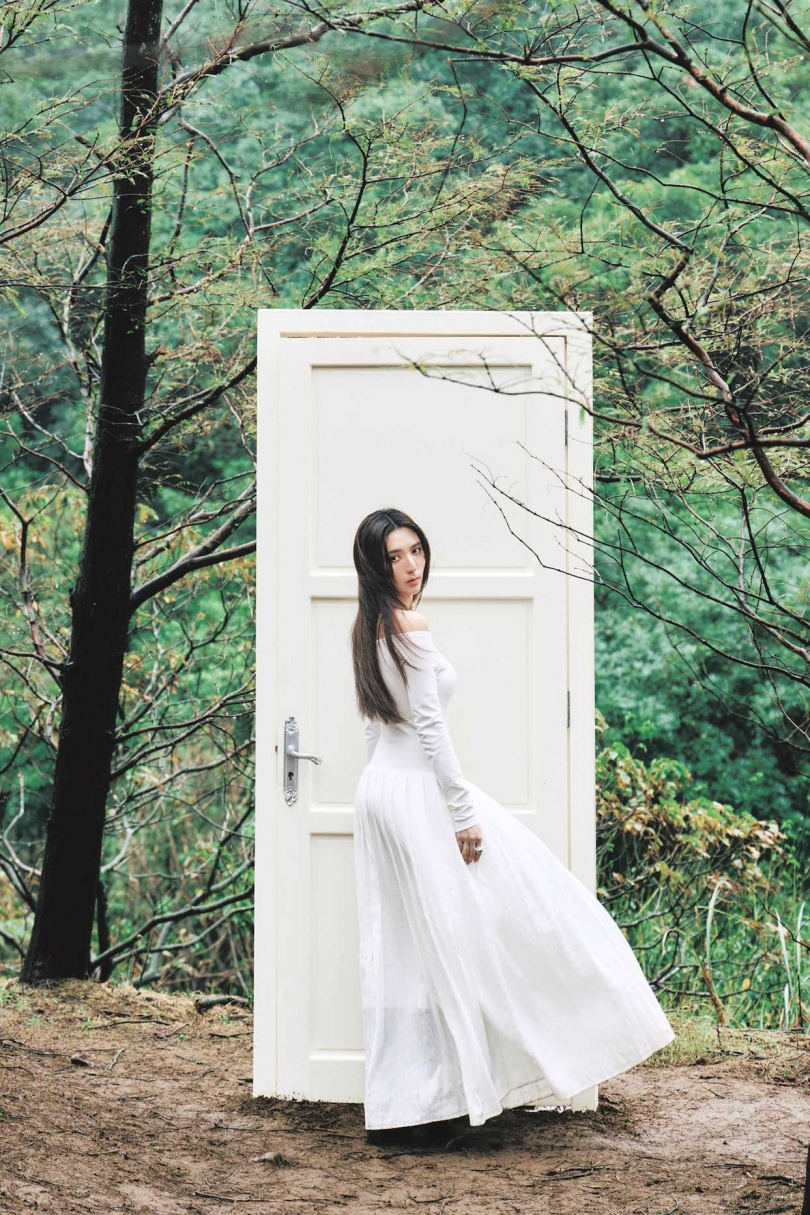 〈我為未知活著〉MV主要都在山林裡取景。（圖／索尼音樂提供）