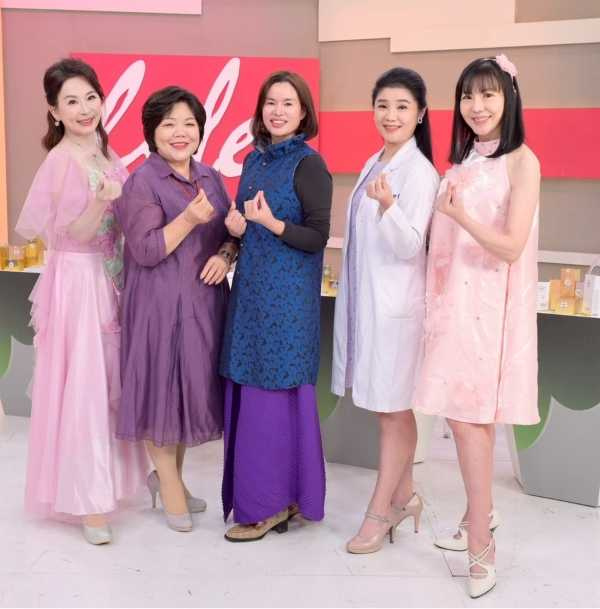 左起:健康最前線/主持人陳力瑜、紫玉金砂董事長/黃錦鶯、荷顏美業董事長/劉小葉、營養師/高御書、藝人/許嘉容。(照片提供/名德國際傳播有限公司健康最前線)