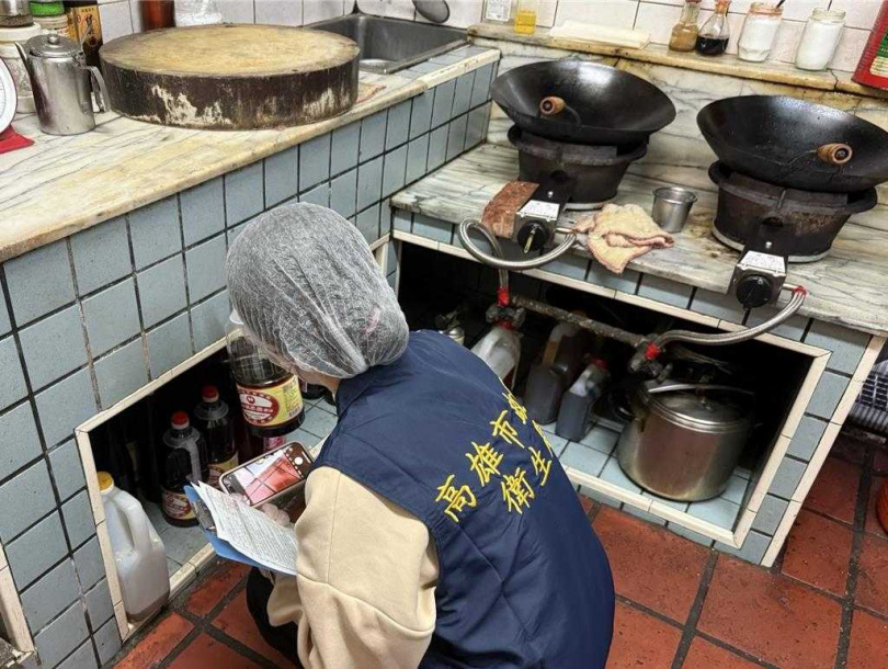高雄市衛生局接獲通報後派員前往餐廳稽查，現場未見螞蟻蹤跡，但仍查出多項衛生缺失，要求限期改善。（圖／高市衛生局提供）