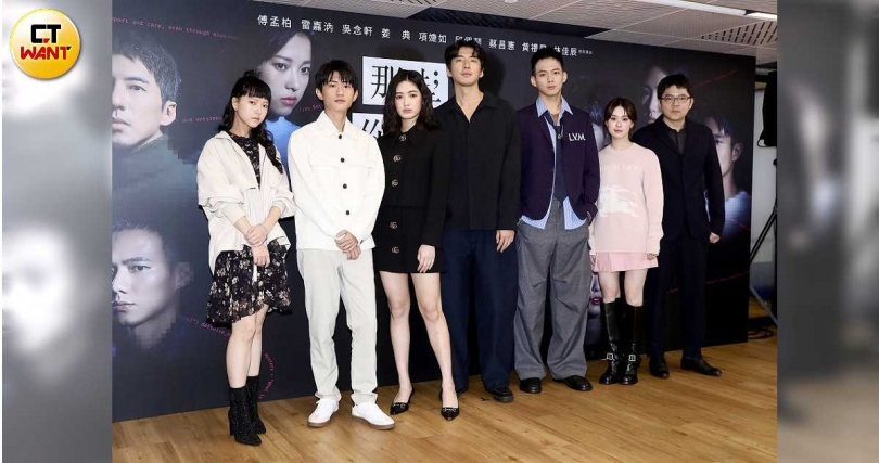 導演安竹間率主要演員傅孟柏、雷嘉汭、吳念軒、姜典、項婕如、邱偲琹出席記者會。（圖／侯世駿攝）