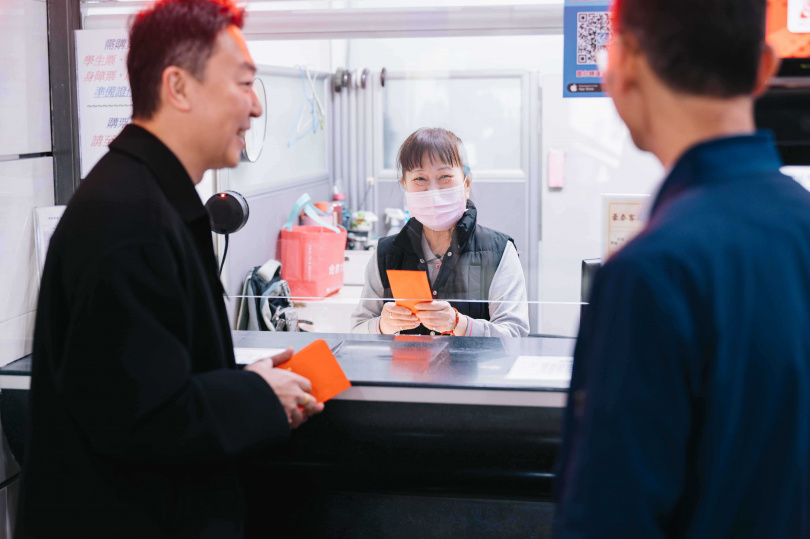 交通部部長陳世凱慰勞台北轉運站同仁。(圖/交通部提供)