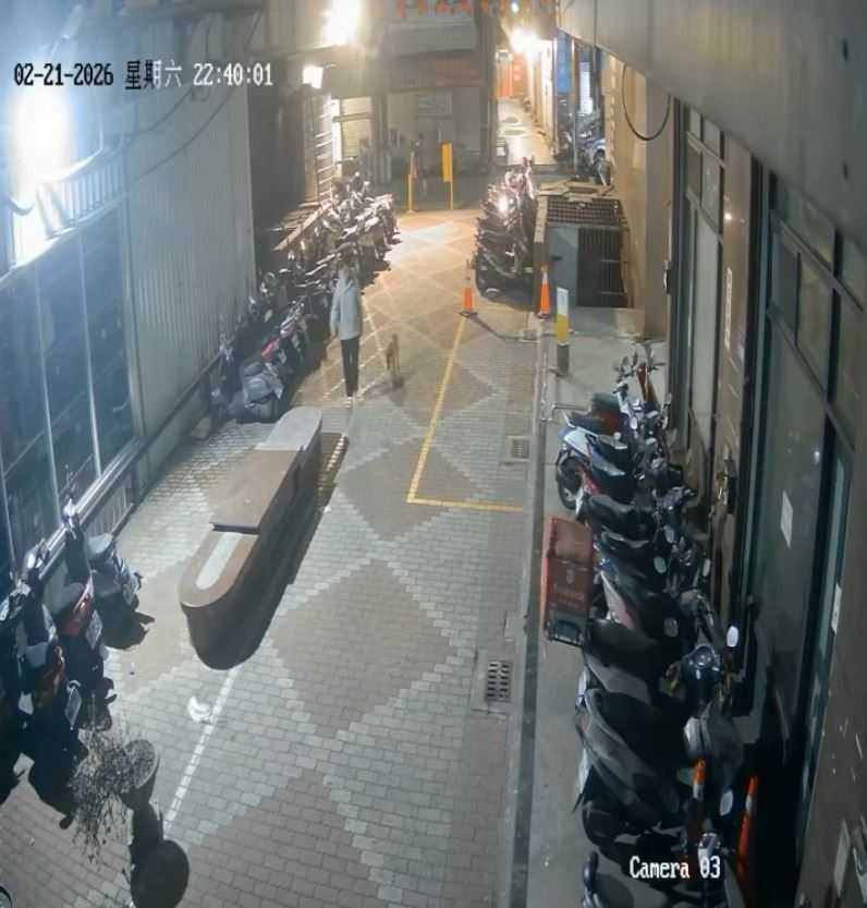 一名男子把狗狗拐回住處。（圖／翻攝自Threads／@lin19970823）