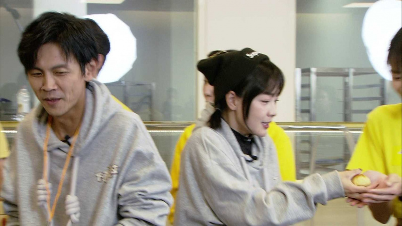 籃籃擲筊決勝時接連擲出笑筊，讓全隊笑不出來。（圖／民視提供）