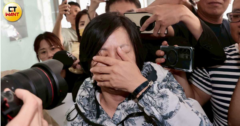 民眾黨立委李貞秀（圖）被民眾黨自家中評會除名，她掩面泣訴自己被妖魔化。（圖／黃耀徵攝）