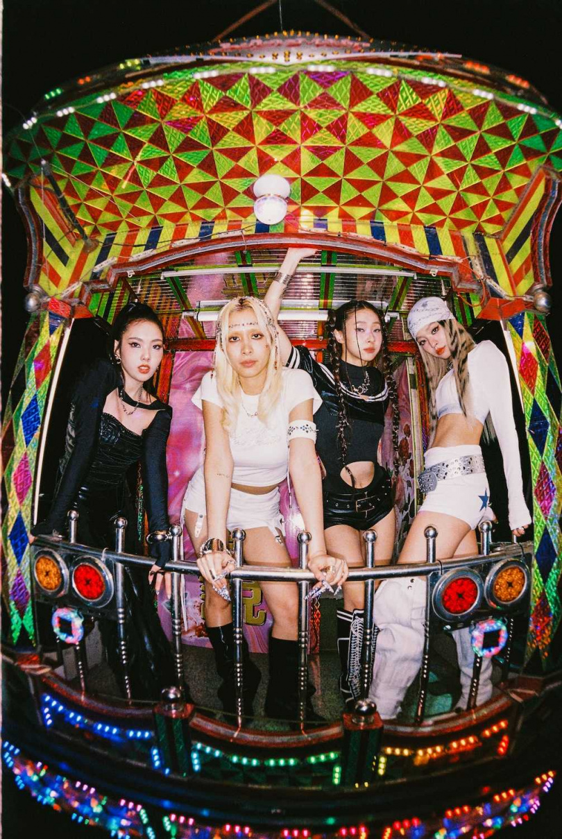 粼粼、韋喬薺、Vikky和陳泳希在電子花車上火辣熱舞。（圖／華研提供）