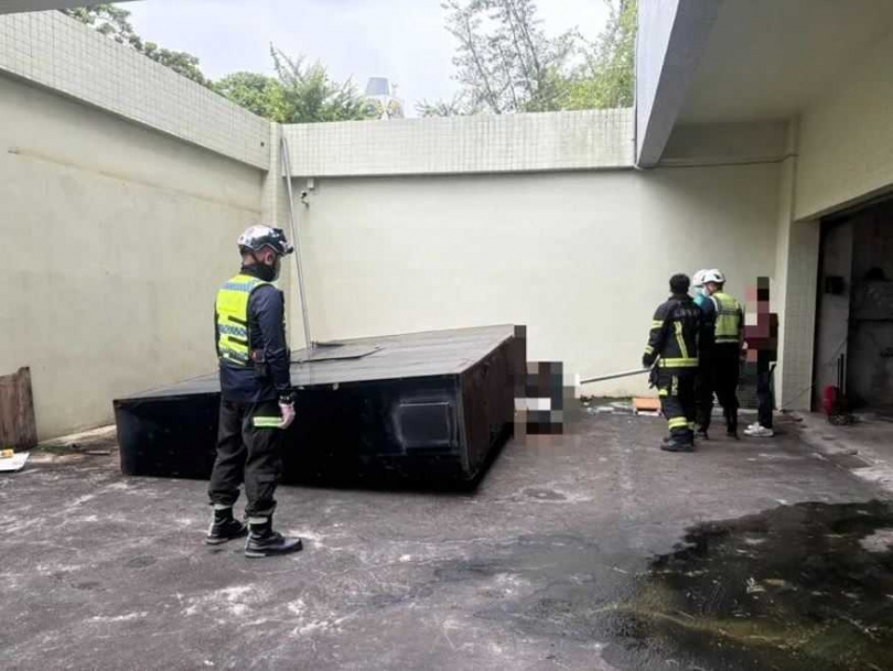 花蓮一名潘姓工人遭LED燈箱重擊頭部，傷重不治身亡。（圖／翻攝畫面）