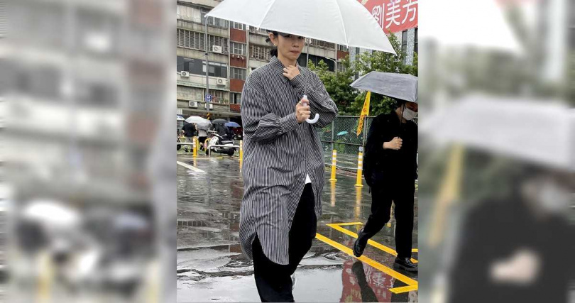 曾與傅子純飾演夫妻的李千娜也到場弔。(圖/侯世駿攝)