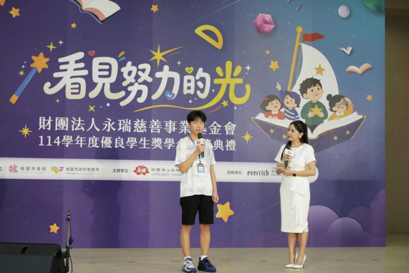 桃園市內壢國中巫孟澤(左)透過獎學金補助加強學習,成績逐漸進步,在會考取得好成績。(圖/財團法人永瑞慈善事業基金會提供)