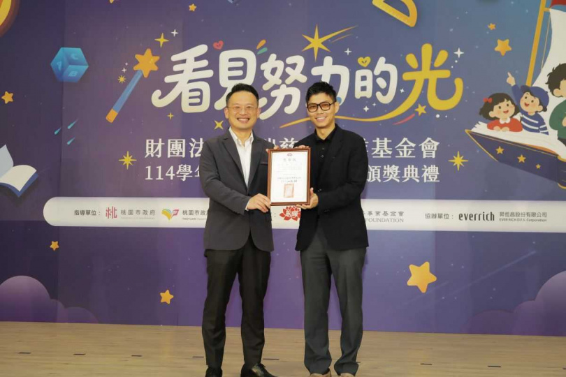 桃園市副市長蘇俊賓(左)出席「財團法人永瑞慈善事業基金會114學年度優良學生獎學金頒獎典禮」,並頒贈感謝狀,由昇恆昌免稅商店總經理江建廷(右)代為受贈。(圖/財團法人永瑞慈善事業基金會提供)