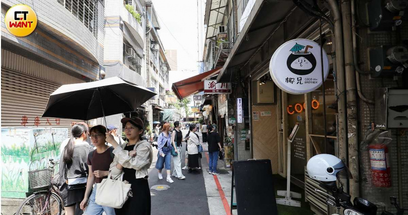 中山商圈逛街人潮多集中在中山站4號出口、赤峰街一帶，對面的1號出口巷弄零星小店家，儘管不在鬧區內，也能創造高營業額。（圖／侯世駿攝）