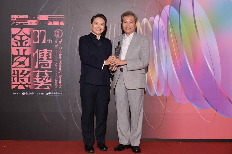 榮興客家採茶劇團《新新》榮獲「最佳音樂設計獎」,鄭榮興(右)、鍾繼儀(左)獲獎。(圖/國立傳統藝術中心)