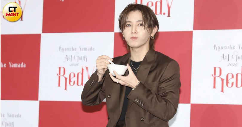 山田涼介試吃鹹豆漿,用中文大讚好吃。(圖/侯世駿攝)