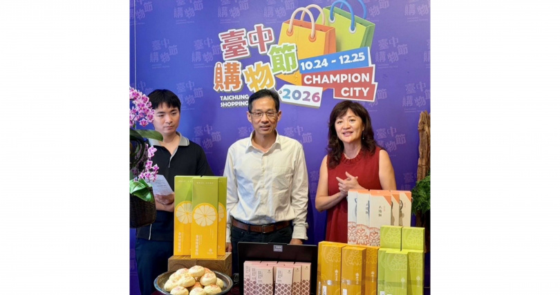 經發局長張峯源(中)與自由路商圈主委、陳允宝泉總經理翁羿琦(右)共同抽出購物節暖身千名幸運得主。(圖片提供/台中市經發局)