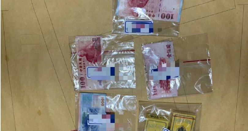   農曆春節還沒到，已有民眾「手癢」躲在大鵬灣魚池中央的鐵皮屋聚賭，屏東東港警分局日前接獲情資後22日直搗魚池賭窟，當場逮獲12人。（圖／警方提供／中國時報謝佳潾屏東傳真）