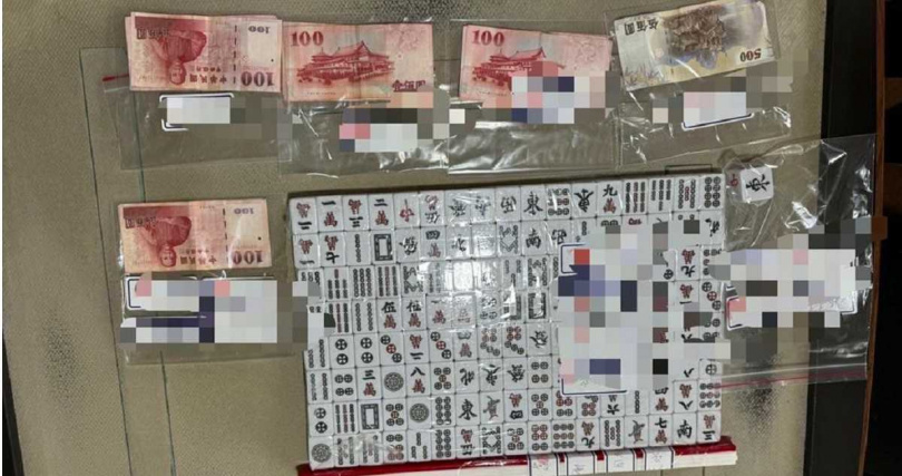 農曆春節還沒到，已有民眾「手癢」躲在大鵬灣魚池中央的鐵皮屋聚賭，屏東東港警分局日前接獲情資後22日直搗魚池賭窟，當場逮獲12人。（圖／警方提供／中國時報謝佳潾屏東傳真）