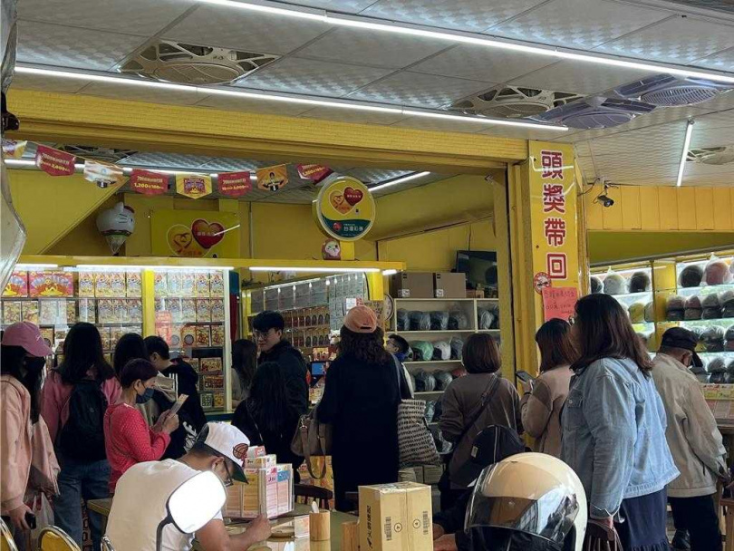 屏東財神廟旁的彩券行發威，同天開出威力彩、大樂透二獎。（圖／中國時報謝佳潾攝）
