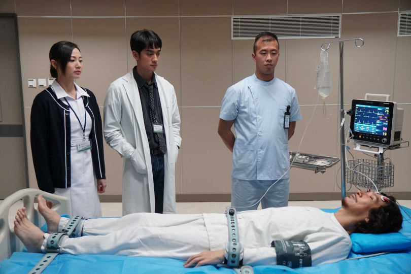 《贖夢》劉俊謙（左二）飾演的精神科醫生，調查張家輝（前）惡夢纏身的原因。（圖／甲上提供）