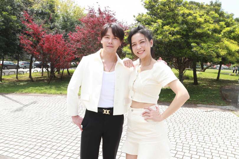 黃文星（左）跟何蓓蓓（右）演兄妹。（圖／民視）