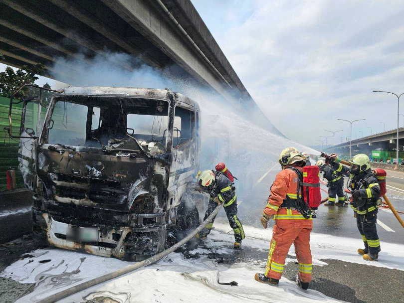 國道1號北上28.4K處7日發生油罐車火燒車事故。（圖／翻攝畫面）