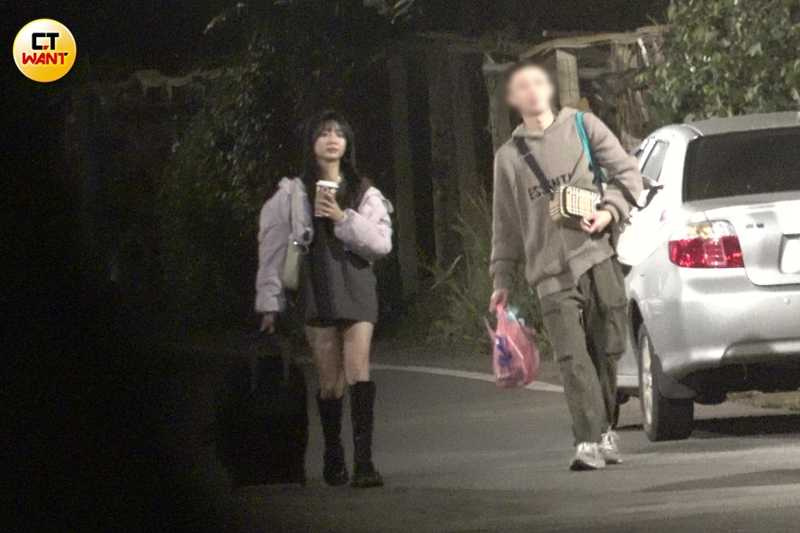 護花使者很有耐心地等了慈妹7小時再一同回到住宅。（圖／本刊攝影組）