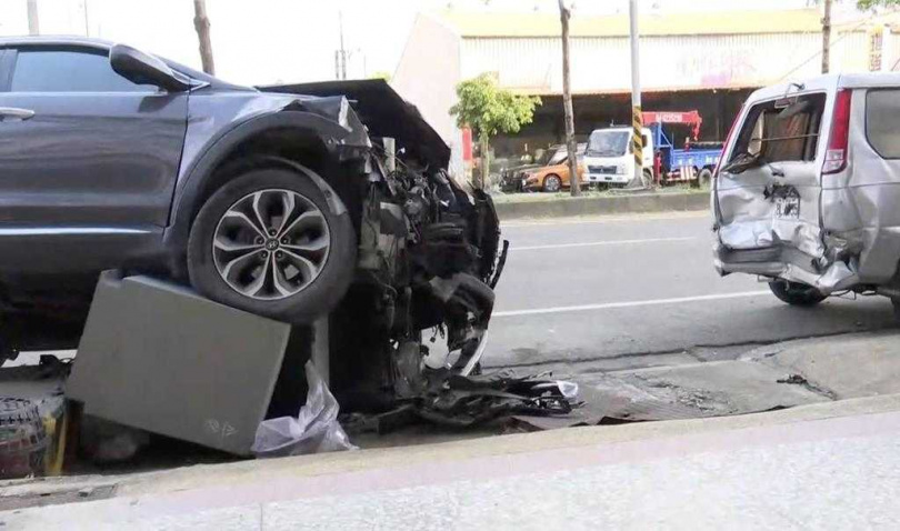1台黑色休旅車行經永靖鄉中山路二段時，駕駛疑以恍神，竟直接撞上路旁電箱，電箱被撞倒地，休旅車車頭毀損，電箱旁的自小客車也慘遭波及，所幸駕駛僅左手受到擦挫傷。（圖／民眾提供）
