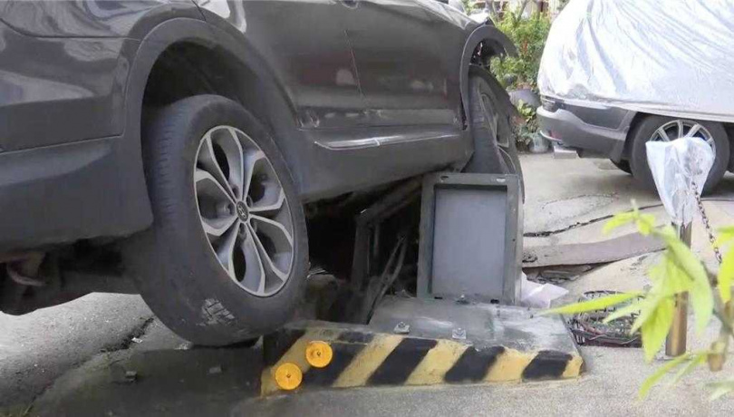 1台黑色休旅車行經永靖鄉中山路二段時，駕駛疑以恍神，竟直接撞上路旁電箱，電箱被撞倒地，休旅車車頭毀損，電箱旁的自小客車也慘遭波及，所幸駕駛僅左手受到擦挫傷。（圖／民眾提供）