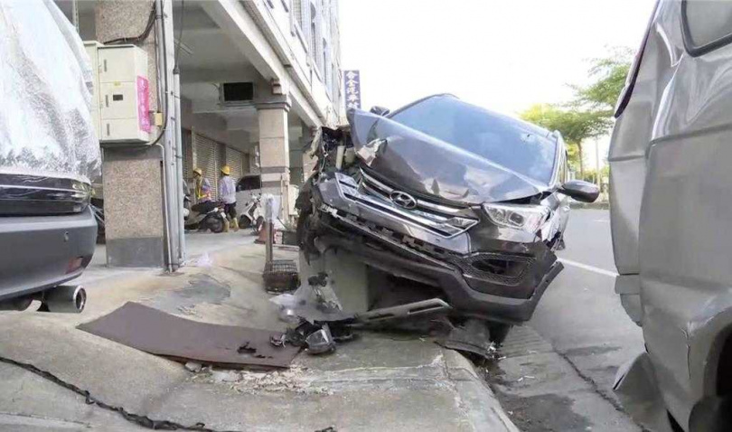1台黑色休旅車行經永靖鄉中山路二段時，駕駛疑以恍神，竟直接撞上路旁電箱，電箱被撞倒地，休旅車車頭毀損，電箱旁的自小客車也慘遭波及，所幸駕駛僅左手受到擦挫傷。（圖／民眾提供）